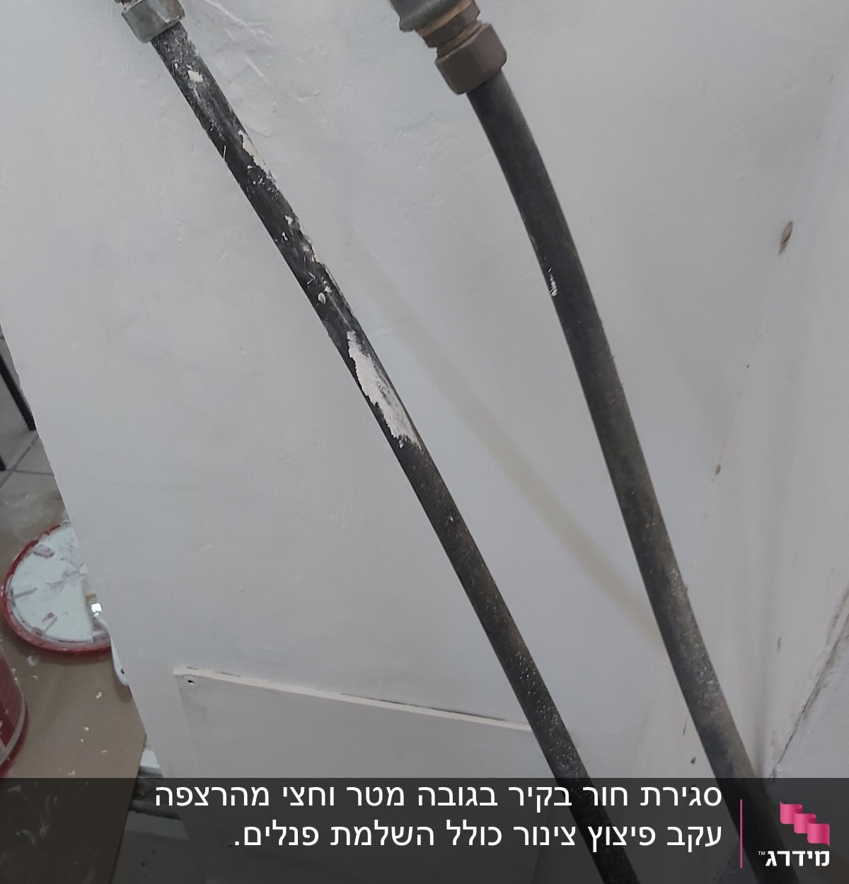 צינורות גומי מחוברים לקיר גבס לבן